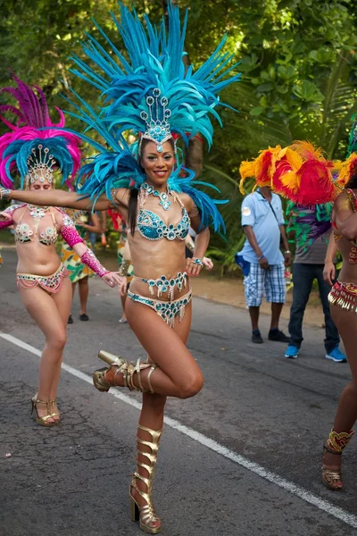 Victoria, Seychelles - 26 de abril de 2014: Bailarina brasileña en el Carnaval Internacional de Victoria en Seychelles —  Fotos de Stock