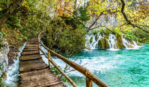 Jesienny Krajobraz Wodospadem Parku Narodowym Jeziora Plitwickie Chorwacja — Zdjęcie stockowe