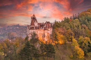 Günbatımında ortaçağ Bran şatosu, Brasov tarihi, Transilvanya ve Romanya manzarası