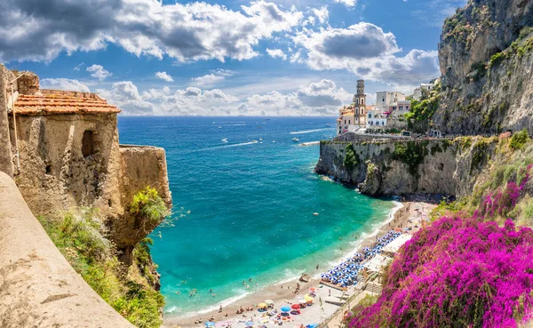 有名なアマルフィ海岸 イタリアのアトランイ町の野生のビーチと風景 — ストック写真