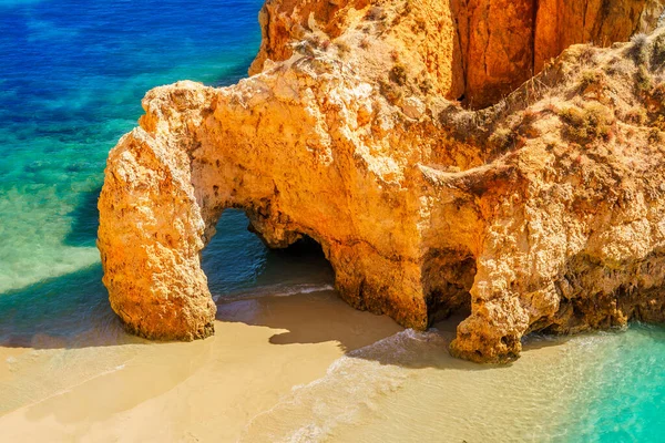 Paisagem Com Penhasco Praia Selvagem Água Azul Turquesa Algarve Portugal — Fotografia de Stock