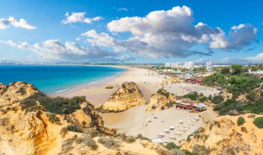 Praia dos Tres Irmaos 'la manzara, Algarve, Portekiz' deki ünlü plaj.