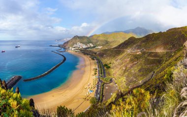 Las teresitas plajı ve yağmurdan sonra San Andres köyü, Tenerife, Kanarya Adaları, İspanya