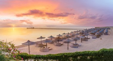 Mısır, Marsa Alam 'da gün doğumunda üç köşeli sahil beldesi manzarası