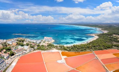 Salines de s 'Avall ve Es Trenc plajlarının hava manzarası, Colonia de Sant Jordi, Mallorca Adası, İspanya