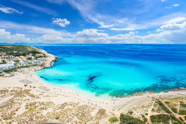 İspanya 'nın Mallorca Adaları' ndaki Cala Mesquida plajının hava manzarası