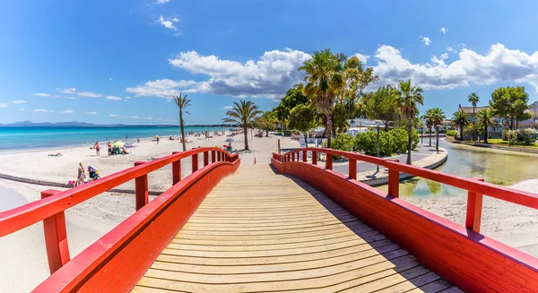 西班牙马略卡岛Alcudia湾的Platja Muro海岸线上的红色木板路景观 — 图库照片