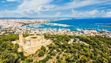 Castell de Bellver 'in havadan görünüşü, Palma de Mallorca' daki ortaçağ kalesi, İspanya