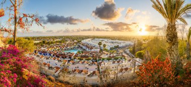 Günbatımında Maspalomas şehrinin manzarası, Gran Canaria, İspanya