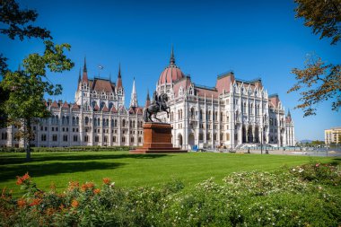 Güneşli bir günde Ferenc Rakoczi II heykeliyle Budapeşte 'deki Macar Parlamentosu.