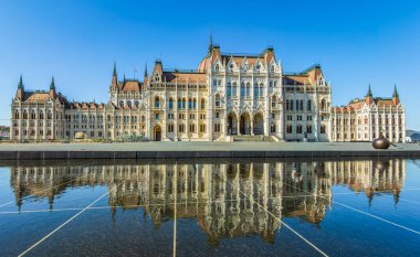 Güneşli bir günde Ferenc Rakoczi II heykeliyle Budapeşte 'deki Macar Parlamentosu.