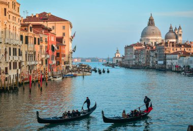Venedik, İtalya - 14 Nisan 2017: Büyük Kanal ve Basilica Santa Maria della Salute, Venedik, İtalya.