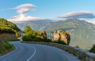 Yunanistan 'ın Meteora kentine giden manzaralı dağ yolu, uçurumun tepesindeki manastırların nefes kesici manzaralarıyla.