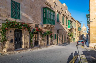 Valletta caddesinde tarihi binalar ve renkli balkonlarla, Malta.