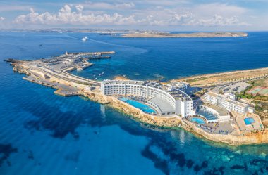 Paradise Körfezi ve Cirkewwa yolcu terminali, Malta