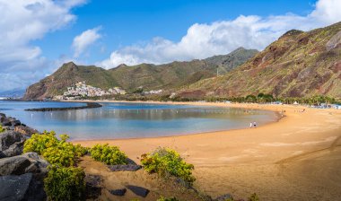 Tenerife 'nin bereketli Anaga Dağları ve büyüleyici San Andres köyünün yuvasındaki altın Sahra kumlarıyla Las Teresitas Sahili..