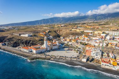 Candelaria kasabası ve Tenerife, Kanarya Adaları 'ndaki kıyı şeridi..