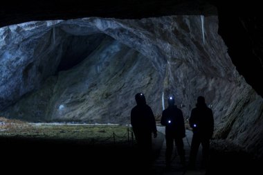 Mağaraya gitmeye karar veren insanların görüntüsü.