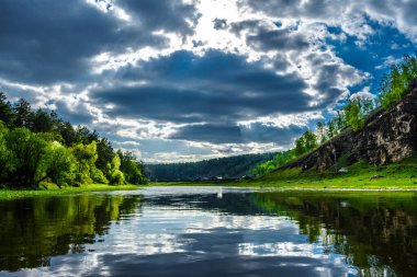 Bashkiria 'daki Rus nehrinde rafting.