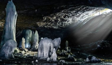 Mağara ışığında buz heykelleri.