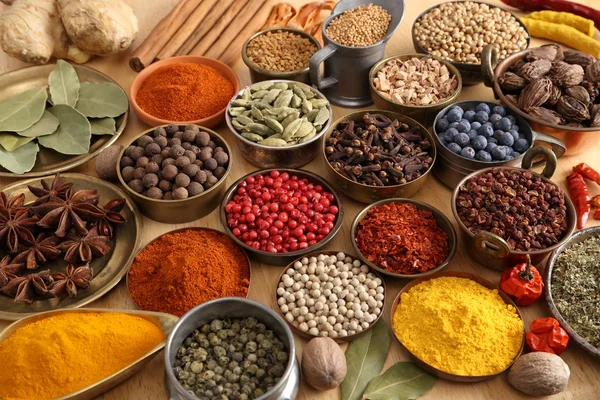 Színes, illatos indiai fűszerek. — Stock Fotó