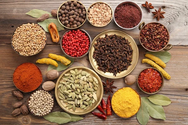 Kleurrijk, aromatische indiaanse kruiden — Stockfoto
