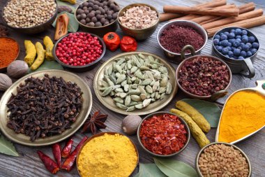 Renkli, aromatik Hint baharat