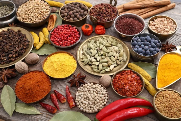Especiarias indianas coloridas e aromáticas — Fotografia de Stock