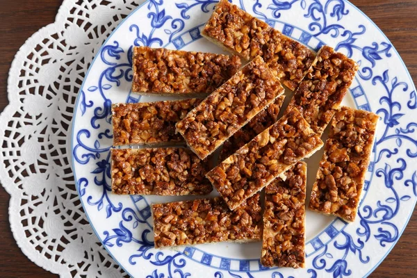 Torta con noci caramellate . — Foto Stock