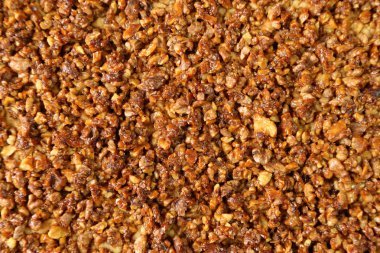 Karamelize ceviz ile pasta.