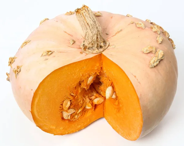 Una Sezione Una Zucca Con Zucca Arancione Uno Sfondo Bianco — Foto Stock