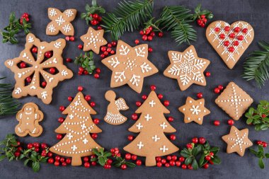 Karanlık bir arka planda ev yapımı zencefilli kurabiye. Üst görünüm.