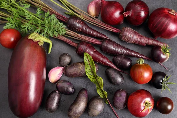 Vegetales Purpúreos Crudos Sobre Fondo Negro Vista Superior Imagen de archivo