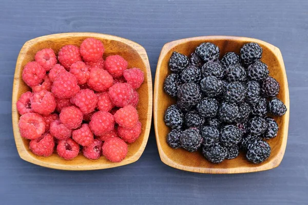 Framboises Rouges Noires Dans Des Bols Bois Vue Dessus — Photo