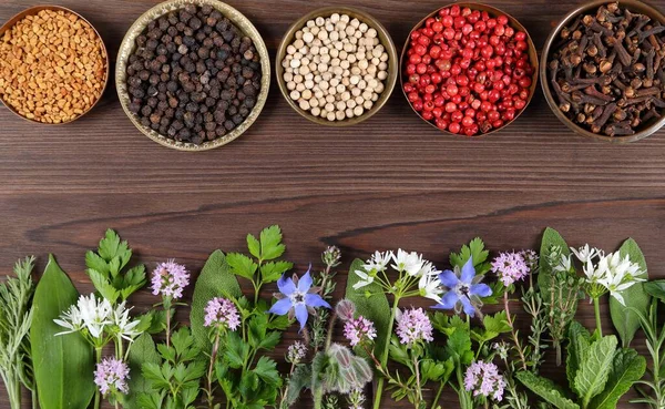 Ahşap Arka Planda Bitkiler Baharatlar Yiyecek Mutfak Malzemeleri Üst Görünüm — Stok fotoğraf