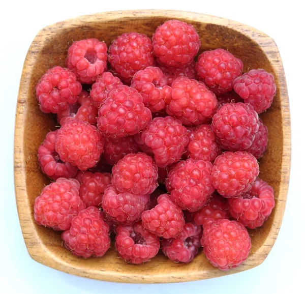 Rote Himbeeren Einer Hölzernen Schüssel Auf Weißem Hintergrund Ansicht Von — Stockfoto