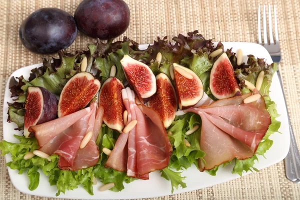 Salada com presunto — Fotografia de Stock