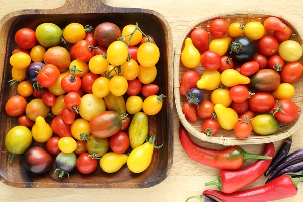 Tomaten in houten kom. — Stockfoto