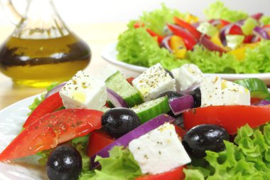Renkli keçi peyniri salatası.