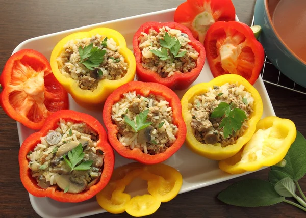 Kleurrijke gevulde paprika. — Stockfoto