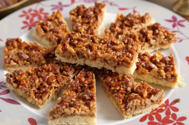 Karamelize ceviz ile pasta.