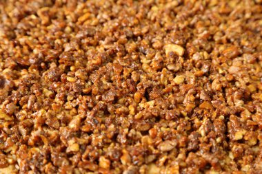 Karamelize ceviz ile pasta.