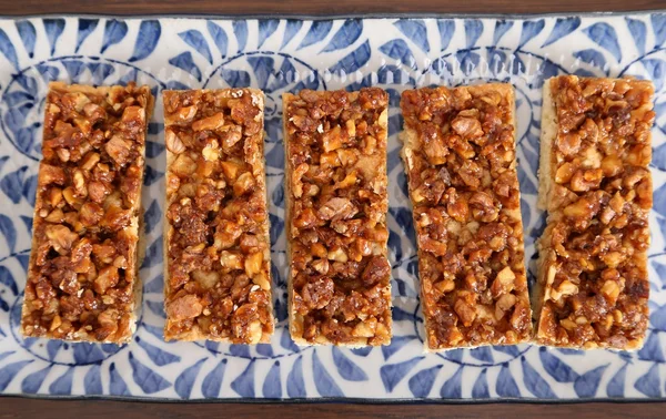 Koekjes met gekarameliseerde walnoten. — Stockfoto