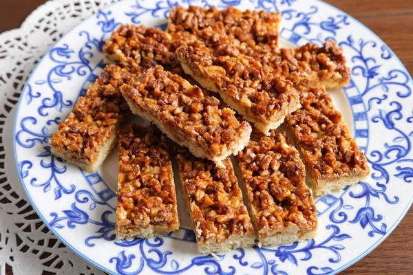 Cake with caramelized walnuts. — Stock Photo, Image