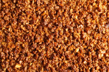 Karamelize ceviz ile pasta.