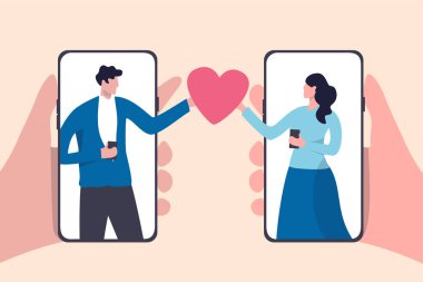 Online flört mobil uygulaması, sevgili ya da ilişki konsepti bulmak için dijital çöpçatanlık hizmeti, akıllı telefon uygulaması kullanan ve romantik kalp taşıyan genç bir çift..