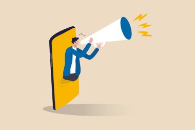 Mobil pazarlama, sosyal medya uygulaması kullanan dijital strateji kullanıcı akıllı telefon kavramını hedef alıyor, neşeli adam cep telefonundan megafonla ilgili promosyon yapıyor