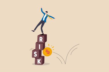 Yatırım riski, dengesizlik ve piyasa dalgalanması bu fiyatın düşmesi, istikrar ve belirsizlik konsepti, iş adamı RISK sözcüğünün para sikkesi etkisiyle yığın bloğundan düşüyor.