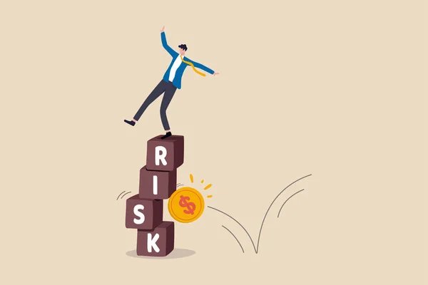 Yatırım riski, dengesizlik ve piyasa dalgalanması bu fiyatın düşmesi, istikrar ve belirsizlik konsepti, iş adamı RISK sözcüğünün para sikkesi etkisiyle yığın bloğundan düşüyor.