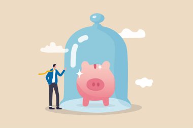 Parayı enflasyondan, sigortadan ve finansal güvenlik kavramından korumak için, işadamı, cam kubbe altında zengin domuz kumbarasıyla ayakta duruyor..